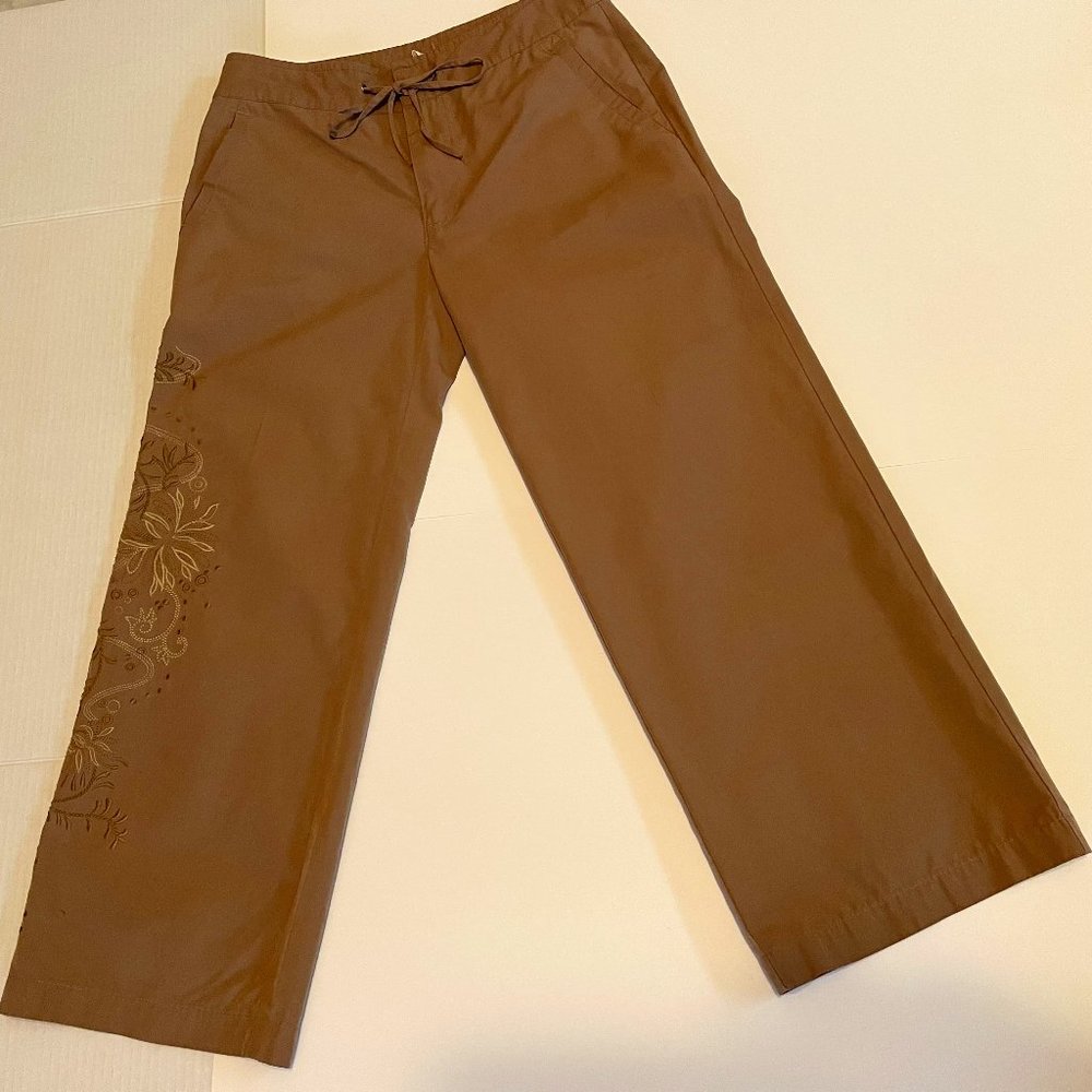 Floral Embroidered Capri